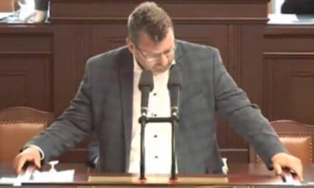 Poslanec Lubomír Volný vyveden policií ze Sněmovny