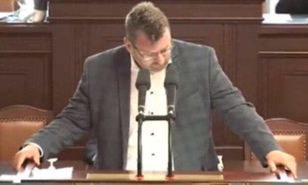 Poslanec Lubomír Volný vyveden policií ze Sněmovny