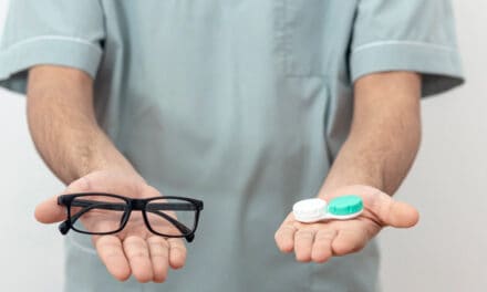 Kdy jsou lepší kontaktní čočky a kdy dioptrické brýle?