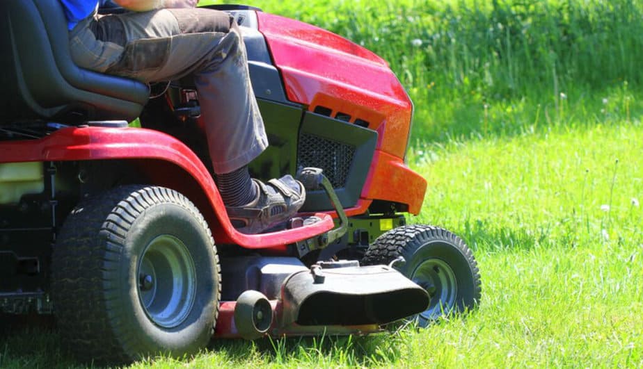 zahradni-traktor-jaky-velikost-plochy-pozemku-seceni
