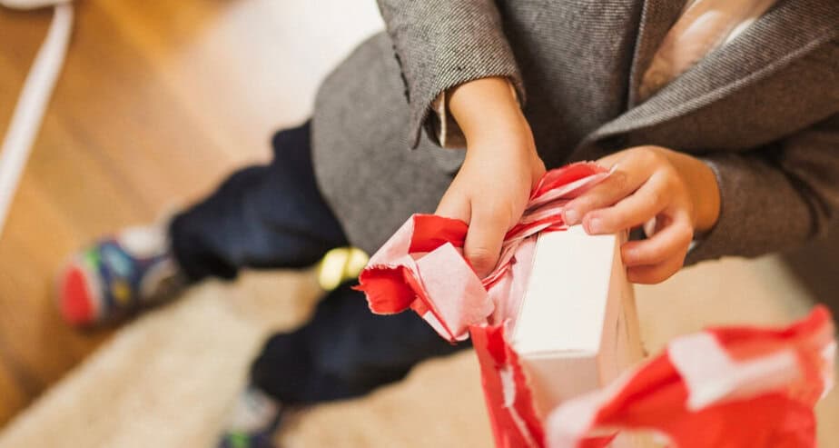 Vánoce a nárůst množství odpadů: Nepodceňujte likvidaci obalů od dárků a řiďte se recyklačními symboly