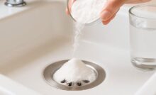 sypání jedlé sody do odpadu ve dřezu - způsob čištění odpadu jednlou sodou