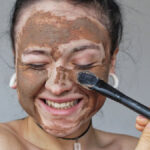 Peeling od hlavy až k patě: Proč ho zařadit do péče o pleť i tělo?