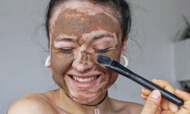 Peeling od hlavy až k patě: Proč ho zařadit do péče o pleť i tělo?