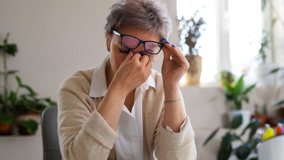 žena 50+, která si mne oči v koutcích, protože cítí tlak v očích - to je jeden ze způsobů, jak poznat zelený zákal
