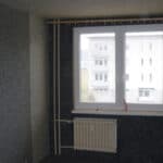 Jak snížit hluk v panelovém bytě? Řešení od stěn po podlahu